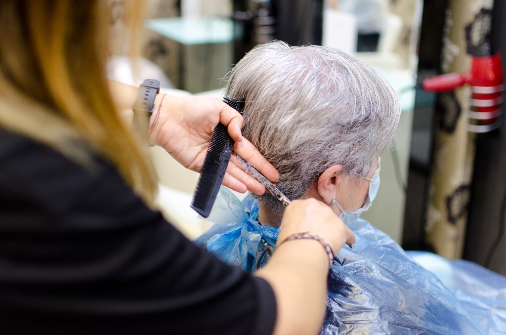 corte-pelo-domicilio-mayores